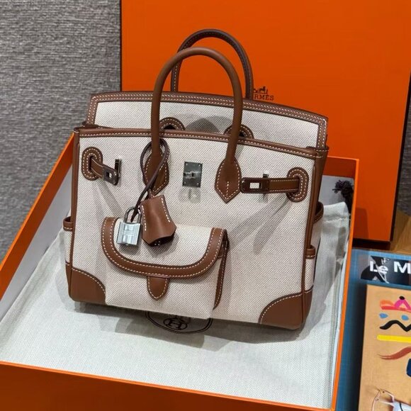 Classic Hermes Bag: A Stylish and Versatile Choice for Elegance - Picture 4 of 6